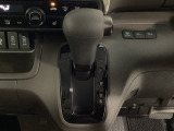 CVT車のセレクトレバーです。低速から高速まで、変速ショックのないスムーズな走りを実現するとともに、エンジン効率のよい領域を維持することで燃費にも貢献します。