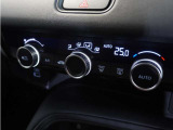 【オートエアコン】温度を設定すれば自動で快適な車内温度を保ちます。エアコン内部の高性能脱臭フィルターで車内のアレルゲンや花粉を除去。