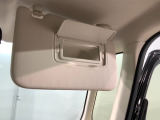 バニティーミラーが付いています。女性にうれしい装備ですね!