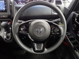 ハンドル左側にはオーディオ操作が出来るオーディオリモートコントロールスイッチ、右側にはHonda SENSINGとオートクルーズコントロールのスイッチを装備!