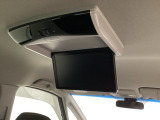 天井にリア席モニターが付いています。ナビゲーションで再生しているDVD等の映像を、後部座席の方にご覧いただくことができます。お子様にも大人気です。
