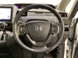 ハンドルにHondaセンシング系のクルーズコントロールやレーンキープアシストなどのスイッチと、オーディオの操作スイッチが装備されています。ハンドルから手を離さず安全に操作できます。
