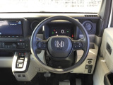 2本スポークのステアリングホイール。運転席まわりがすっきりして見やすいですよ。