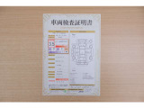 【車両検査証明書】店頭にて、クルマの状態が一目で分かる査証明書を公開中。トヨタ認定検査員が厳しく検査し、状態を点数と図解で表示しています。修復歴はもちろん、傷やヘコミの箇所や程度がご確認いただけます。