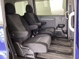 2列目シートは、前後にスライドする左右の座席が独立しているキャプテンシートです。真ん中の通路から3列目へ乗ることができます。センターピラーには乗り降りに便利なアシストグリップがあります。
