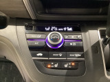 セレクトレバーの左側にプラズマクラスター付き・オートエアコンがついてますので簡単操作で快適に過ごせます。シートヒータースイッチ内蔵で前席の左右別々にHiとLoの2段階で温度設定ができます。