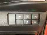 Hondaセンシング用の、VSA(ABS+TCS+横滑り抑制)解除と路外逸脱抑制機能のオンオフスイッチなどはハンドルの右側に装備しています。