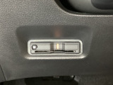 ハンドルの左下にETCがついています。高速道路の料金所の通過も楽々です。 カードの取り出しもしやすい場所についています。