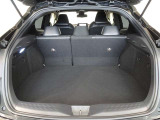 5人乗車時でも十分なスペースのトランクルームです。