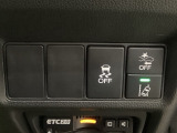 Hondaセンシング用の、VSA(ABS+TCS+横滑り抑制)解除と路外逸脱抑制機能のオンオフスイッチなどはハンドルの右側に装備しています。