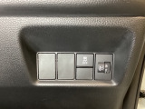 ハンドルの右側にはヘットライトリベライザーとHondaセンシング用のVSA解除スイッチなどがついています。ヘッドライトリベライザーは道路状況や積荷の加重に応じてライトの高さを調節できます。