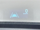 【ヘッドアップディスプレイ(HUD)】フロントウインドウガラスに走行情報を投影します。運転中の目線と重なるように表示されるので、少ない視線移動で速度が確認できるので、 ドライビングに集中できます!
