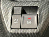 指先だけで簡単に操作が可能な電動パーキングブレーキを採用。「HOLD」スイッチを押すと、渋滞や信号待ちなどでブレーキペダルから足を離しても、ブレーキを保持するので安心です