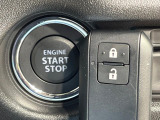 【キーレススタートシステム】カバンやポケットに入れたままでもドアの施錠・解錠が可能なスマートキーを装備。エンジンのオン・オフ時もカギを取り出す必要が無いからとっても便利です♪