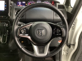 ハンドルにHondaセンシング系のクルーズコントロールやレーンキープアシストなどのスイッチと、オーディオの操作スイッチが装備されています。ハンドルから手を離さず安全に操作できます。