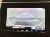 バックでの車庫入れも安心です! リアカメラが付いているバックモニター付のナビを装備しております。操作線もついており距離感も画面から確認できます。