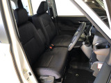 運転席の座面高さを調整できるシートリフターが付いています。フロントシートはベンチシートを採用で、座面も広く使い勝手もいいですよ♪