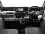 ◆視界広々で非常に運転しやすくロングドライブでも疲れを感じさせないすっきりとまとまったインパネ周りです。
