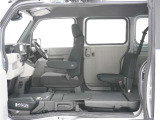 助手席側のフラット面の長さは約230cm、車中泊も快適にお楽しみいただける広いスペースとなっています。