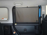 セカンドシートの窓ガラスには日よけのシェードを装備しています。強い日差しのカットに、プライバシー対策としても重宝します。