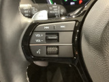 ステアリングにオーディオ操作スイッチが付いています。オーディオ画面に直接タッチしなくても操作が出来ますので、運転に集中できます。