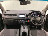 車内は光触媒抗菌消臭施工済です。スタイリッシュなデザインでスポーティなインパネ周りを演出します。グローブボックスやカップホルダーのほかにトレーなどたくさんの収納スペースが付いています。