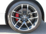 専用レイズ製アルミ鍛造ホイール(フロント:245/40R19 94W・リヤ:285/35R19 99W)