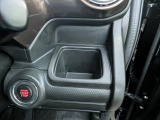 運転席のドリンクホルダーです。