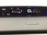中央にデジタル表示のスピードメーターを配したハイブリット専用メーターになっています。左側のインフォメーション画面で燃費などの情報を確認できます。