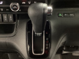 CVT車のセレクトレバーです。低速から高速まで、変速ショックのないスムーズな走りを実現するとともに、エンジン効率のよい領域を維持することで燃費にも貢献します。