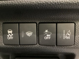 Hondaセンシング用の、VSA(ABS+TCS+横滑り抑制)解除とレーンキープアシストシステムのメインスイッチなどはハンドルの右側に装備しています。