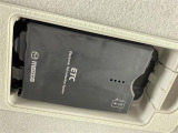 【ETC】有料道路を利用する際に料金所で停止することなく通過できる、ETC車載器(ノンストップ自動料金収受システム機器)が装備されています。セットアップを行うことで利用可能になります。