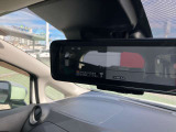 リアカメラの映像をルームミラーに映します!後席や荷室に影響されず後方確認できます!