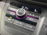 【オートエアコン】一度お好みの温度に設定すれば、車内の温度を検知し風量や温度を自動で調整。暑い&hellip;寒い&hellip;と何度もスイッチ操作をする必要はありません。快適な車内空間には必須の機能ですね♪