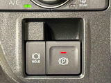 指先だけで簡単に操作が可能な電動パーキングブレーキを採用。「HOLD」スイッチを押すと、渋滞や信号待ちなどでブレーキペダルから足を離しても、ブレーキを保持するので安心です