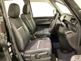 女性でも運転がしやすいように、シートの高さ調整機能(シートリフター)がついています。広い足元にゆったり座れるシートには肘掛も装備しており長距離の運転でも疲れにくいシートです。
