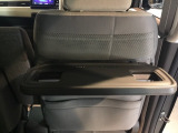 前席背面には格納式のテーブルも装備。食事やスマホ・タブレットでの動画視聴など様々な用途で活躍します。サイドにはちょっとした荷物がかけれて便利なコンビニフック付きです。