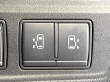 【両側パワースライドドア】スマートキーや運転席のスイッチで後席両側スライドドアの開閉が可能♪電動だから力を入れてドアを開ける必要が無く、小さなお子様でも簡単に開け閉めでき快適です♪