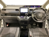 車内は光触媒抗菌消臭施工済です。インパネ周りはスタイリッシュなデザインで機能や装備も充実しています。グローブボックスやカップホルダーのほかにトレーなどたくさんの収納スペースが付いています。