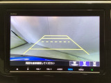 バックでの車庫入れも安心です! リアカメラが付いているバックモニター付のナビを装備しております。操作線もついており距離感も画面から確認できます。