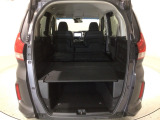 リア席を倒せば広々とした空間の出来上がり!床が低くフラットになり、天井までの高さがありますので積載が便利です。