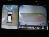 アラウンドビューモニター付きです。 車両を上から見たような映像を画面に表示。 運転席からの目視だけでは見にくい、車両周辺の状況をリアルタイムでしっかり確認できます。