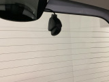 後方にもドライブレコーダーのカメラが付いています。前後両方でお車の周りを監視・記録いたします。