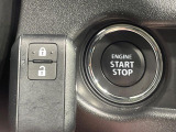 【キーレススタートシステム】カバンやポケットに入れたままでもドアの施錠・解錠が可能なスマートキーを装備。エンジンのオン・オフ時もカギを取り出す必要が無いからとっても便利です♪