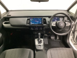 車内は光触媒抗菌消臭施工済です。インパネ周りはスタイリッシュなデザインで機能や装備も充実しています。グローブボックスやカップホルダーのほかにトレーなどたくさんの収納スペースが付いています。