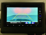 バックでの車庫入れも安心です! リアカメラが付いているバックモニター付のナビを装備しております。操作線もついており距離感も画面から確認できます。