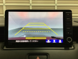 バックでの車庫入れも安心です! リアカメラが付いているバックモニター付のナビを装備しております。操作線もついており距離感も画面から確認できます。