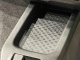 スマートフォンなどがスッキリ置けるセンターコンソールトレイです
