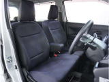 【清潔感のある運転席&助手席】隅々までクリーニングの行き届いた運転席&助手席。目立ったシミや汚れ等もございません。快適なドライブをどうぞ。