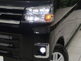 【LEDヘッドライト】悪天候や夜間走行時も良好な視界を確保し安心して運転できる高輝度LEDヘッドライトを装備!点灯速度が早く、消費電力も抑えられています。